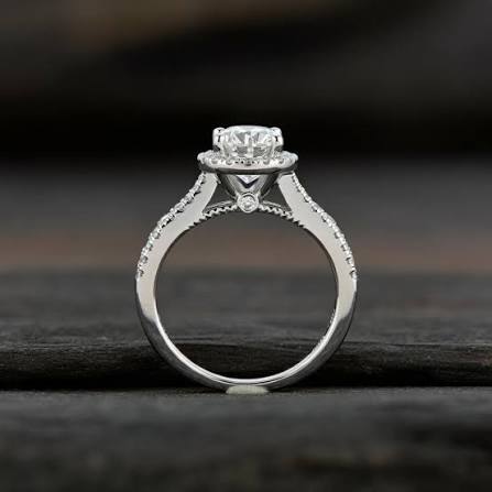 Source photo of a diamond ring for image-to-3D