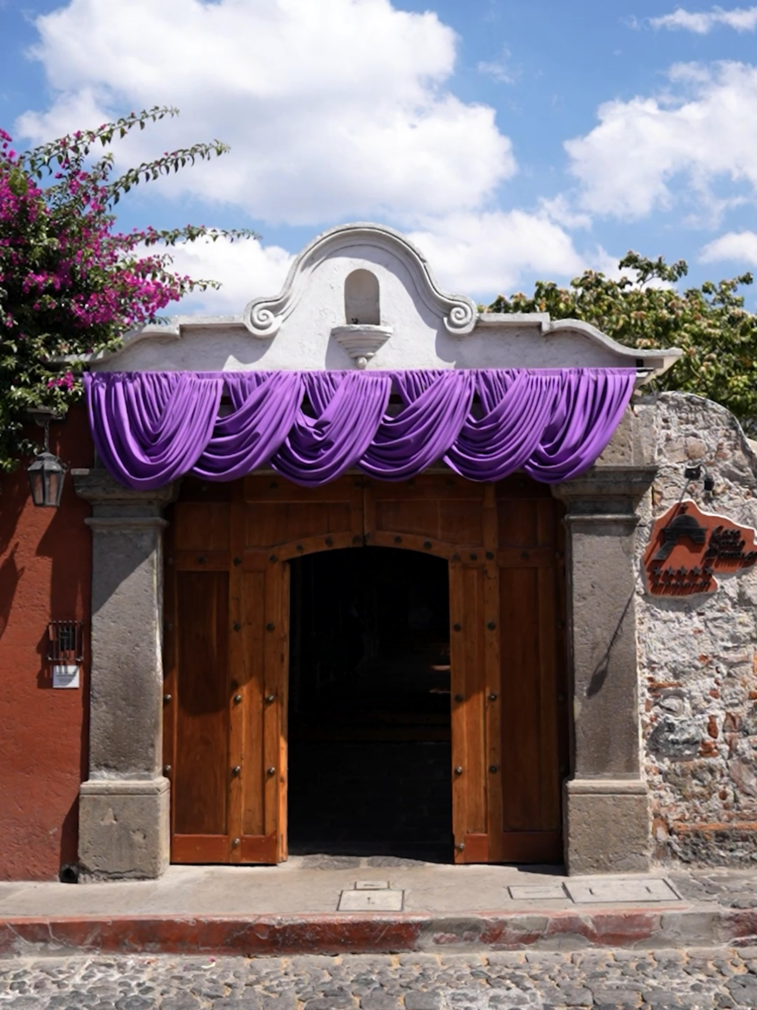 Semana Santa en modo extraordinario ✨🏛️
La Antigua se llena de tradición… y en Hotel Casa Santo Dom